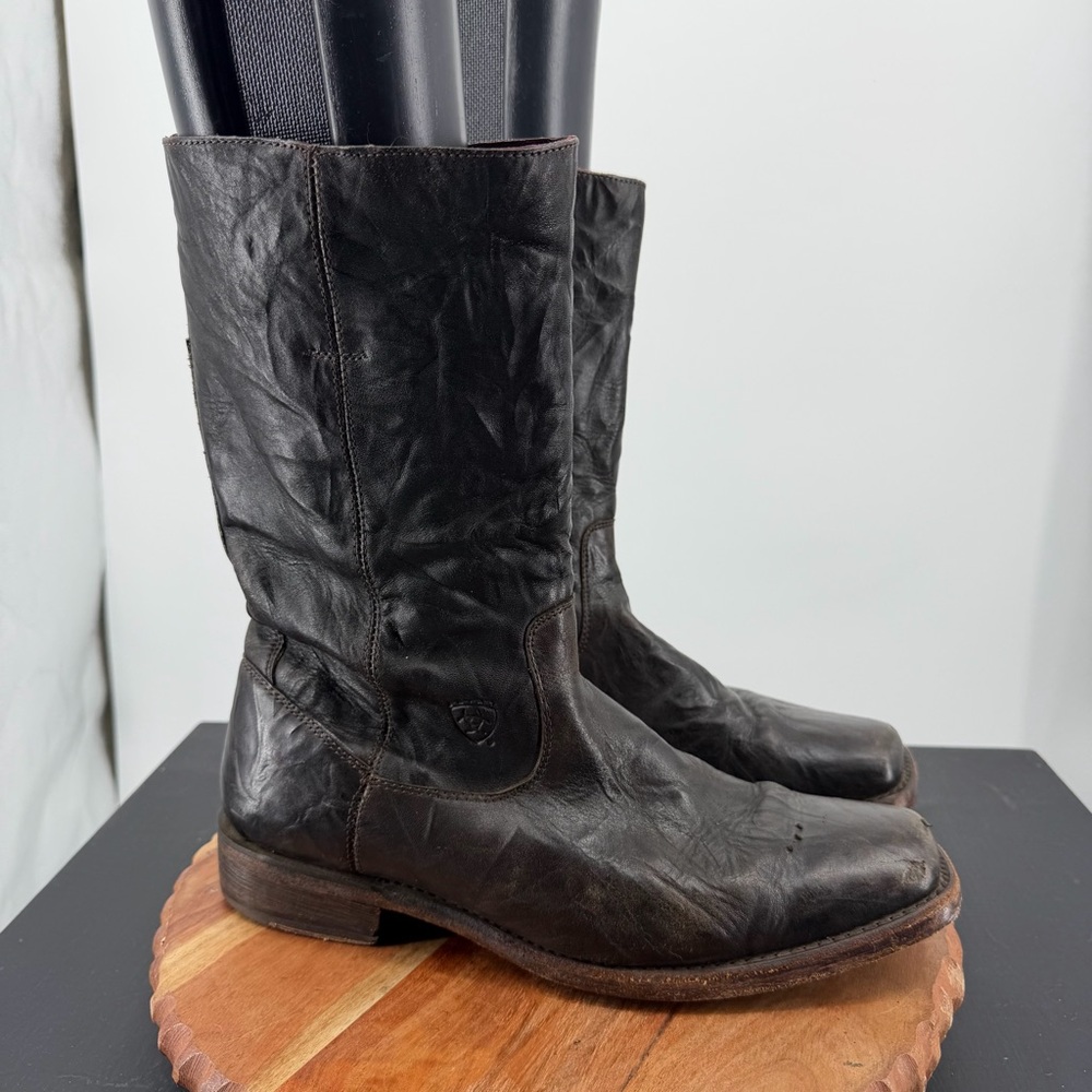 Ariat men's distressed leather‎ boots feature a mid-calf shaft sz 10.5 brown